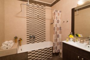 Sunrise Resort superior double room bathroom